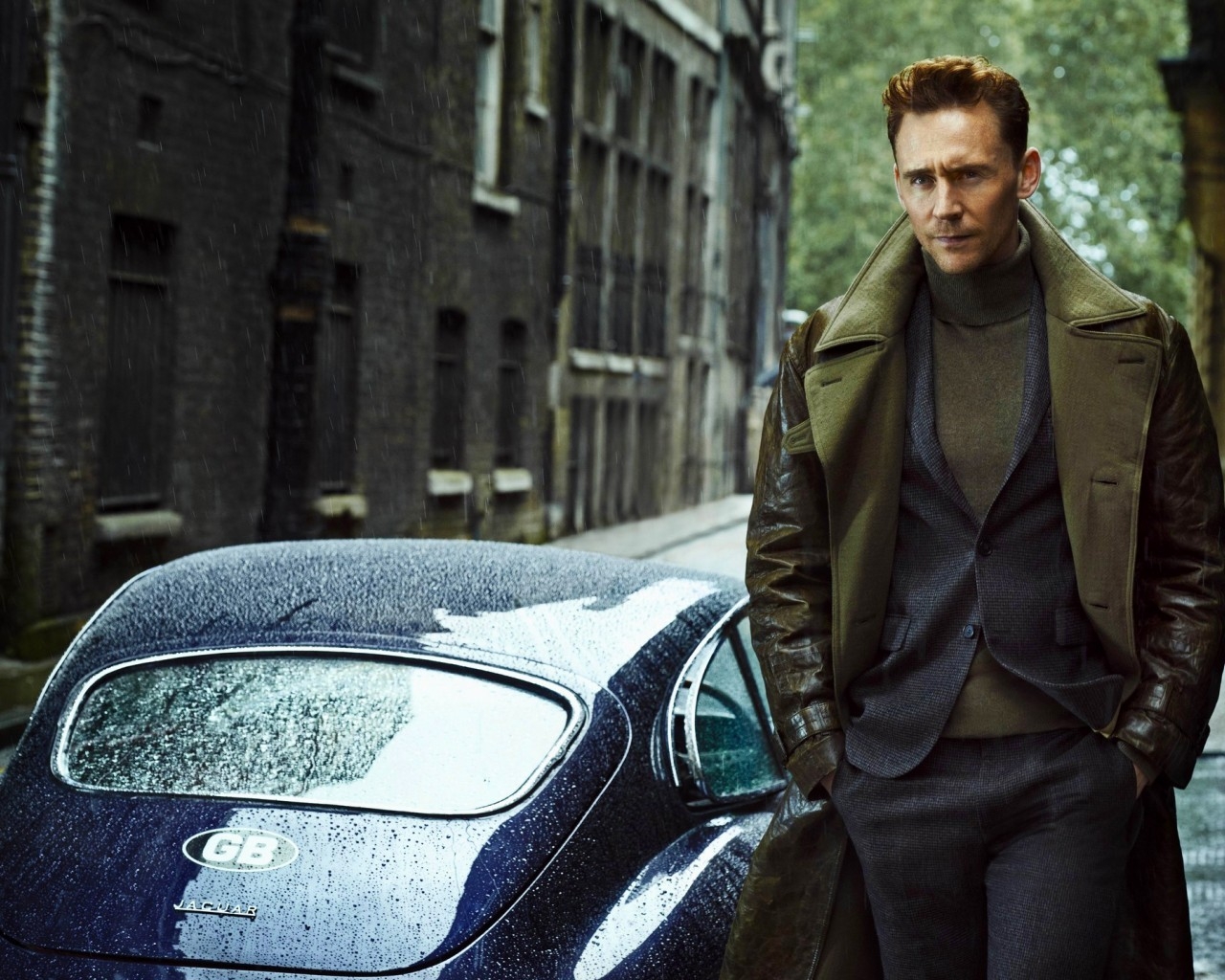 Tom Hiddleston Cool for 1280 x 1024 resolution