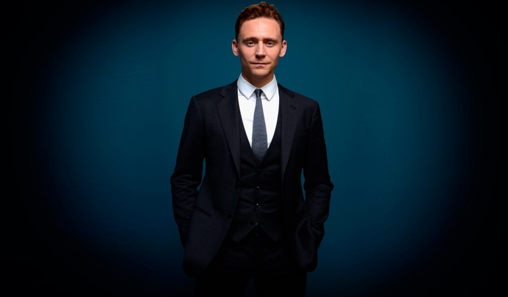 Tom Hiddleston Elegant Look for 1024 x 600 widescreen resolution
