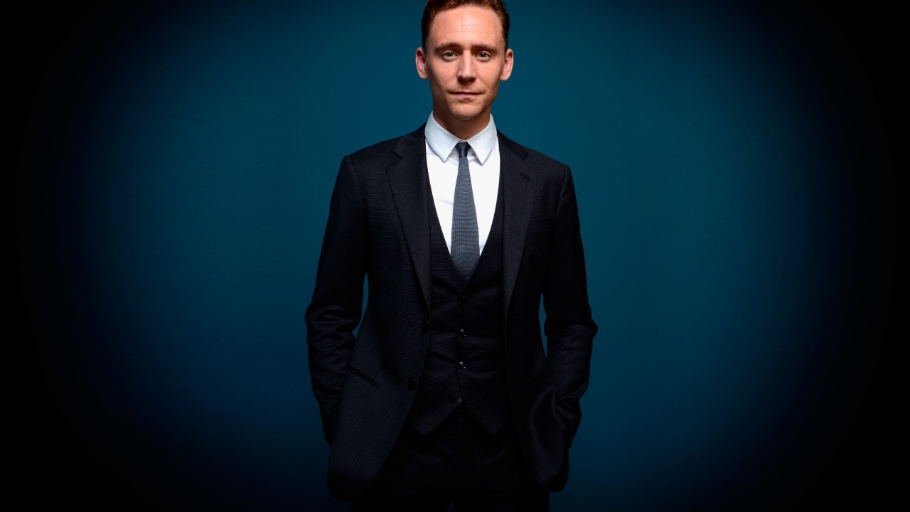 Tom Hiddleston Elegant Look for 1280 x 720 HDTV 720p resolution