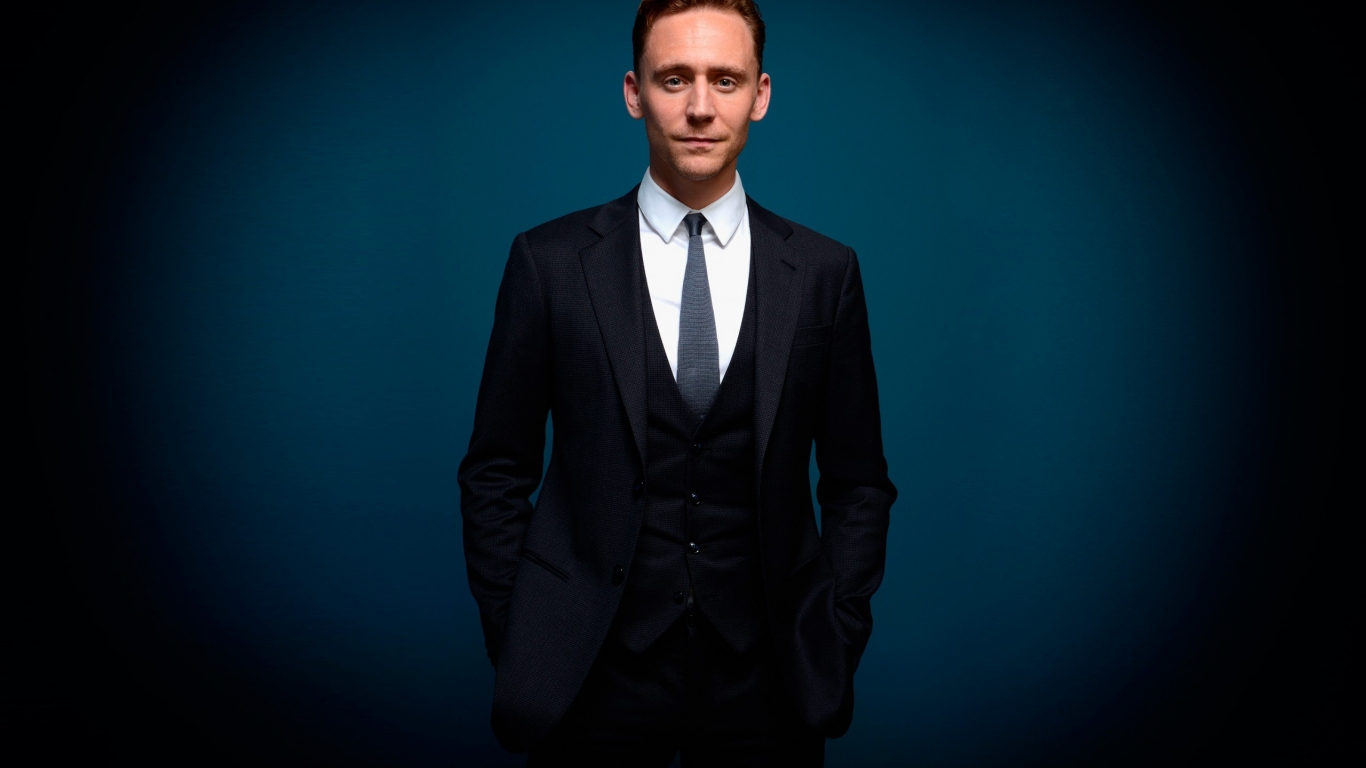Tom Hiddleston Elegant Look for 1366 x 768 HDTV resolution