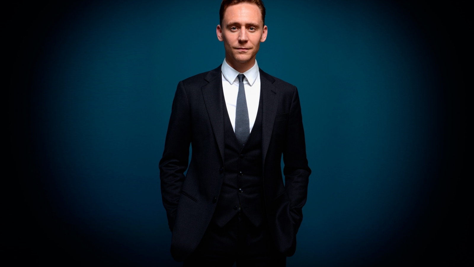 Tom Hiddleston Elegant Look for 1600 x 900 HDTV resolution
