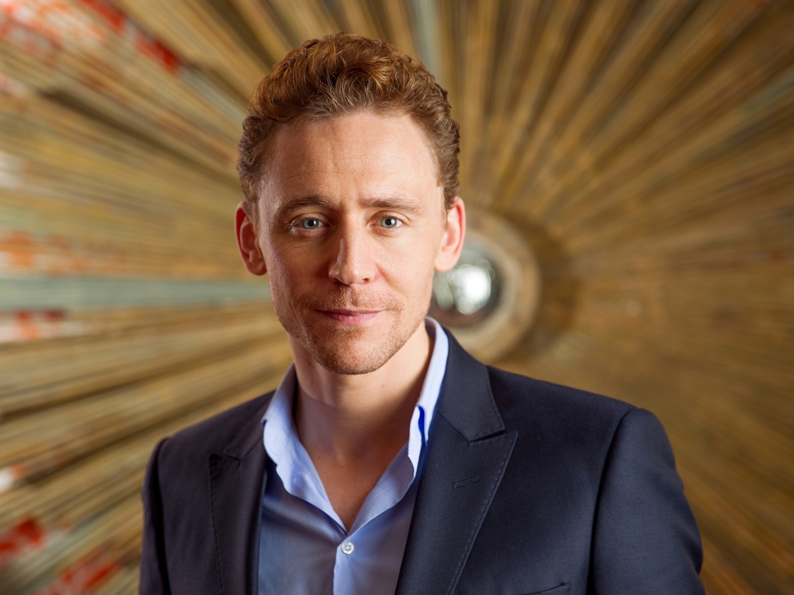 Tom Hiddleston Look for 1600 x 1200 resolution