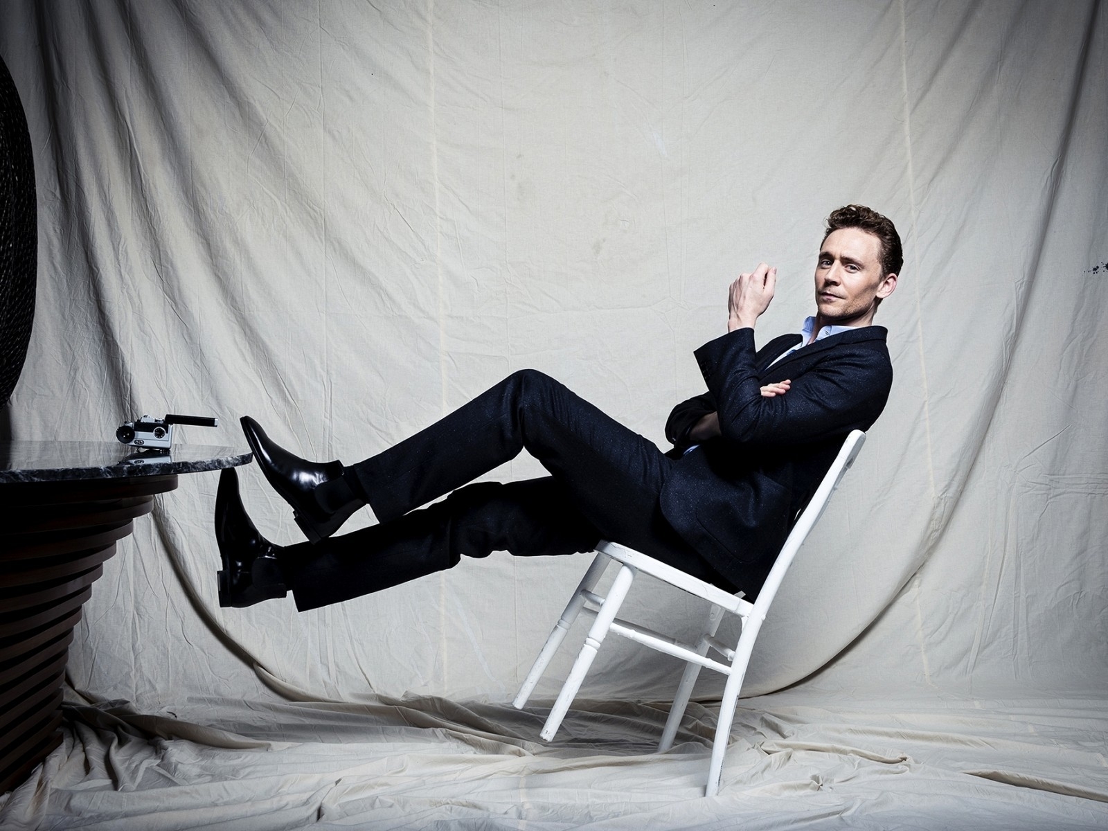 Tom Hiddleston Photo Session for 1600 x 1200 resolution