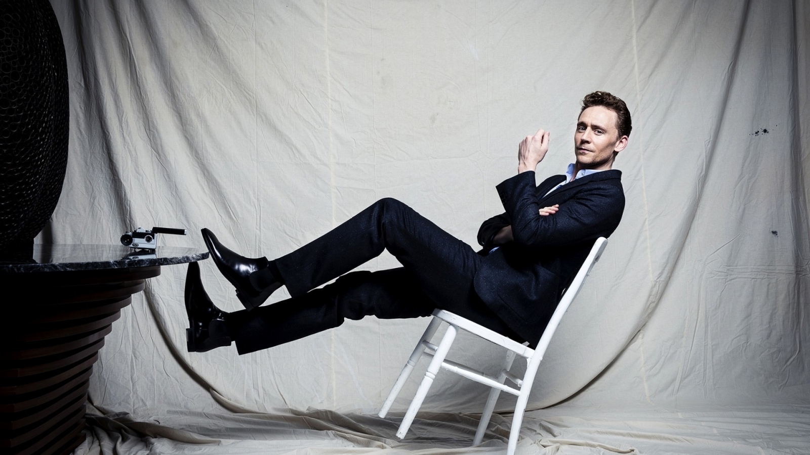 Tom Hiddleston Photo Session for 1600 x 900 HDTV resolution