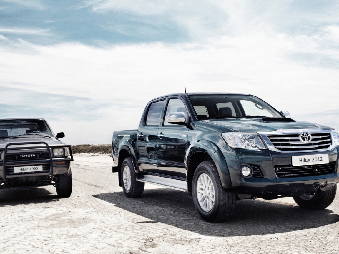 Toyota Hilux Old vs New for 1152 x 864 resolution