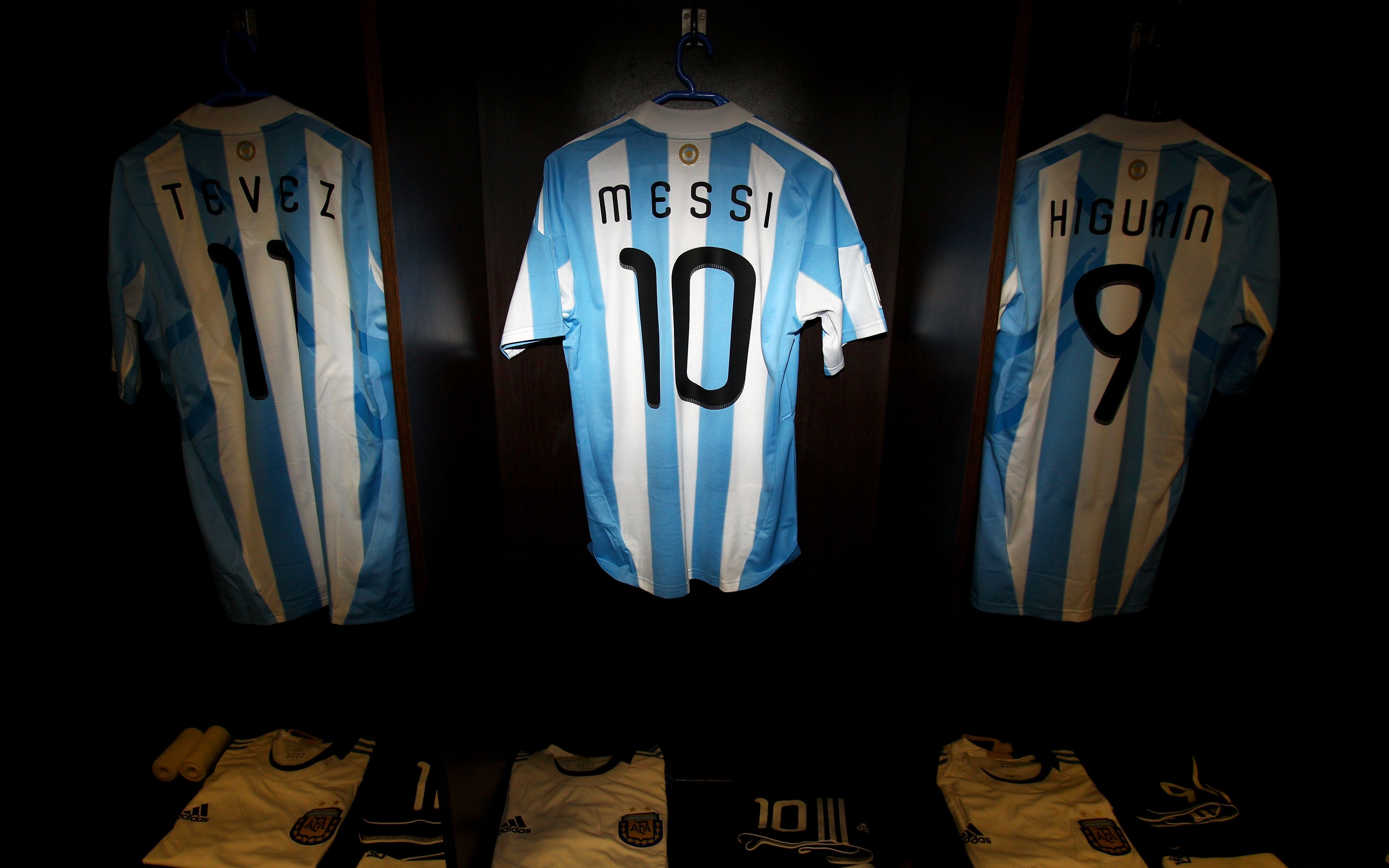 Tshirt of Messi, Tevez and Higuain for 2560 x 1600 widescreen resolution
