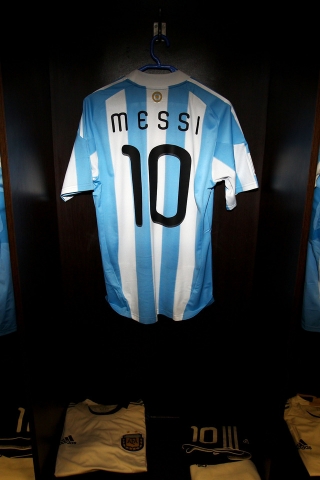 Tshirt of Messi, Tevez and Higuain for 320 x 480 iPhone resolution