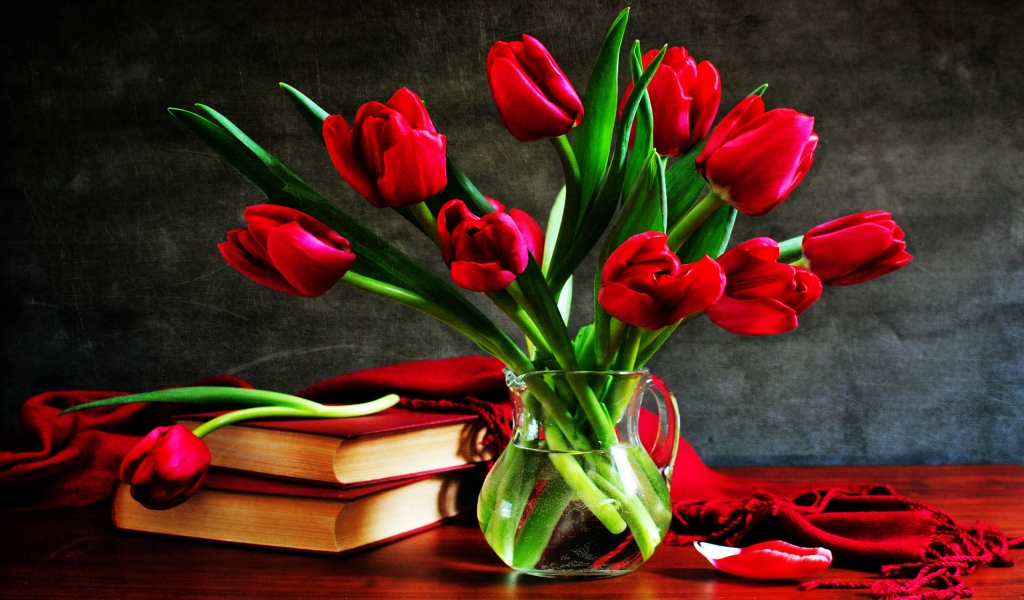 Tulips Vase for 1024 x 600 widescreen resolution