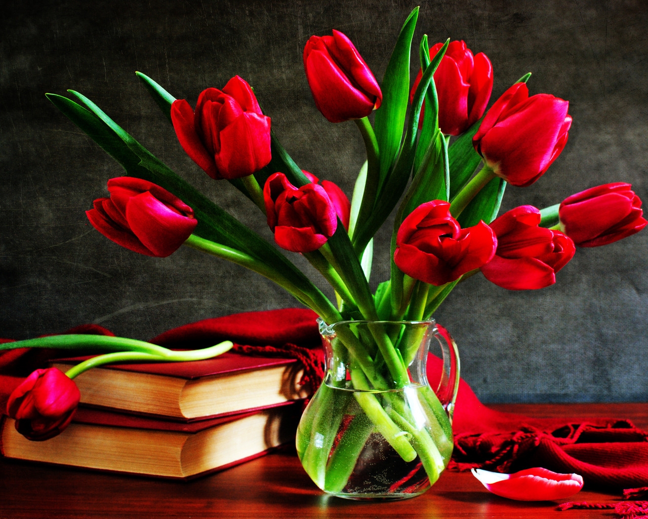 Tulips Vase for 1280 x 1024 resolution
