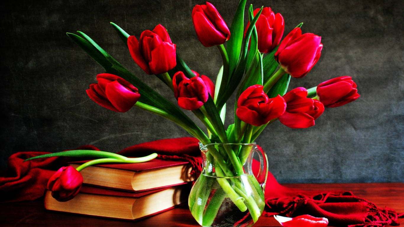 Tulips Vase for 1366 x 768 HDTV resolution