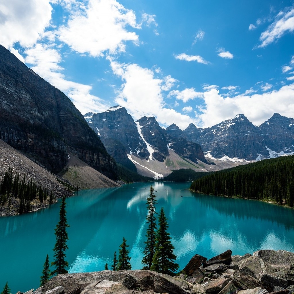 Turquoise Mountain Lake for 1024 x 1024 iPad resolution