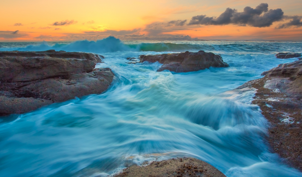 Turquoise Water Waves for 1024 x 600 widescreen resolution