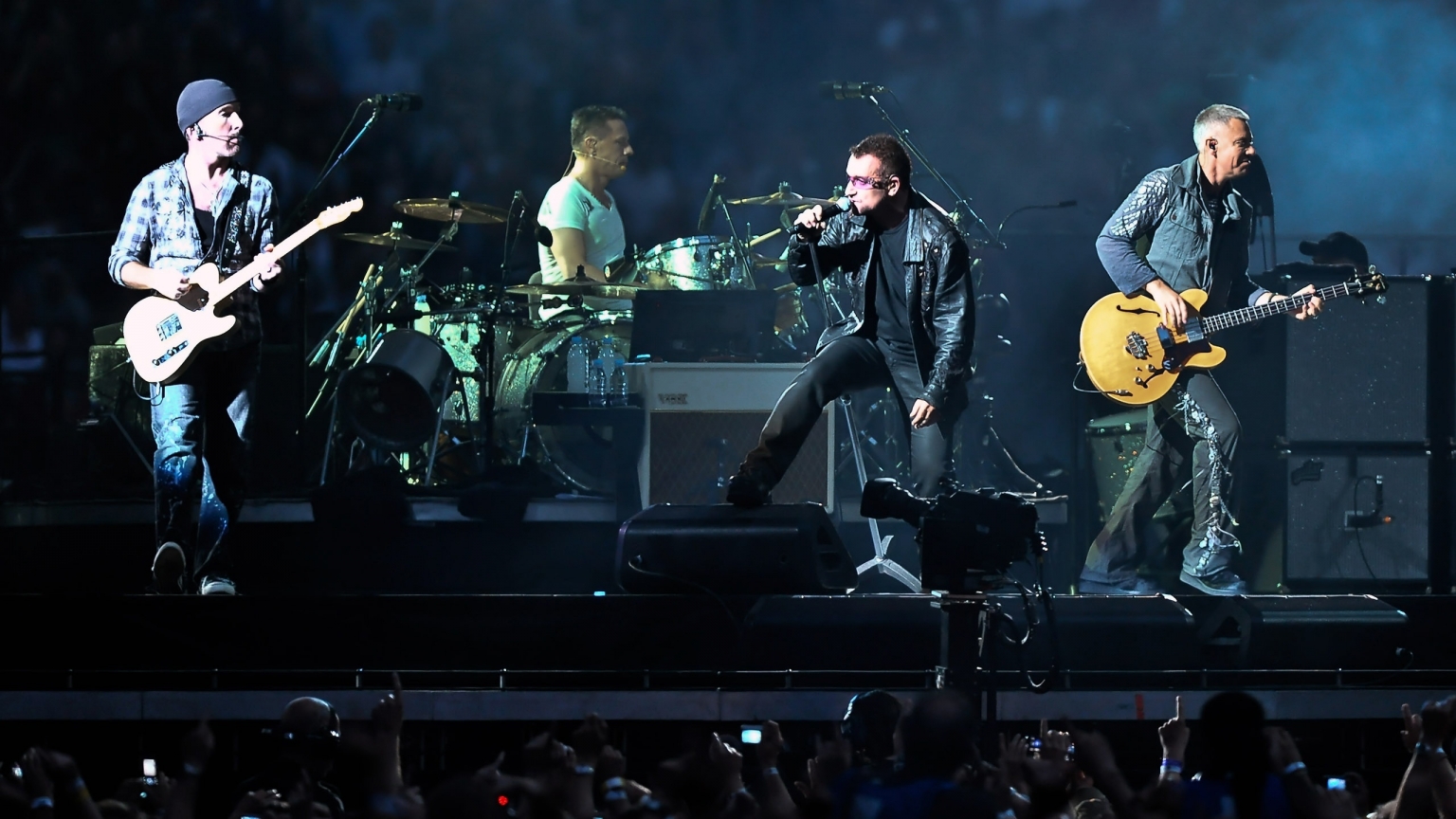 U2 band concert for 1536 x 864 HDTV resolution