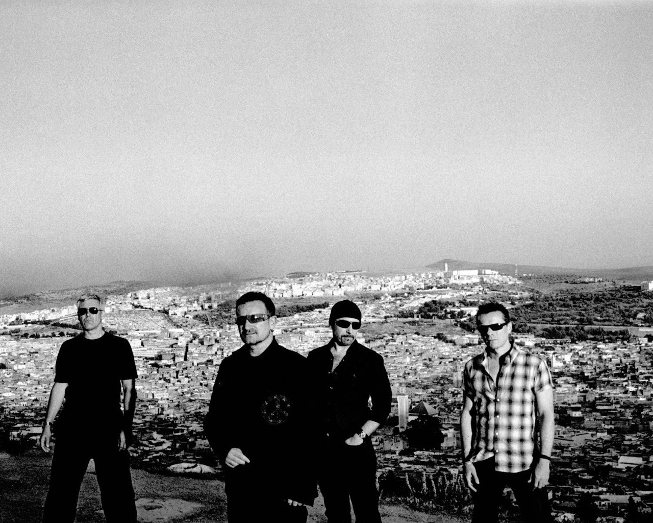 U2 black and white for 1280 x 1024 resolution