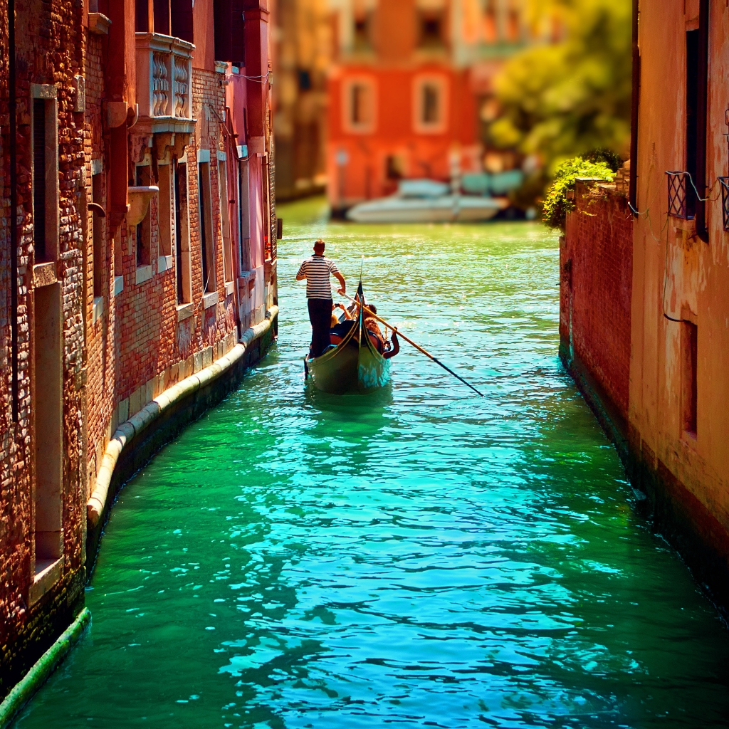 Venice Canal for 1024 x 1024 iPad resolution