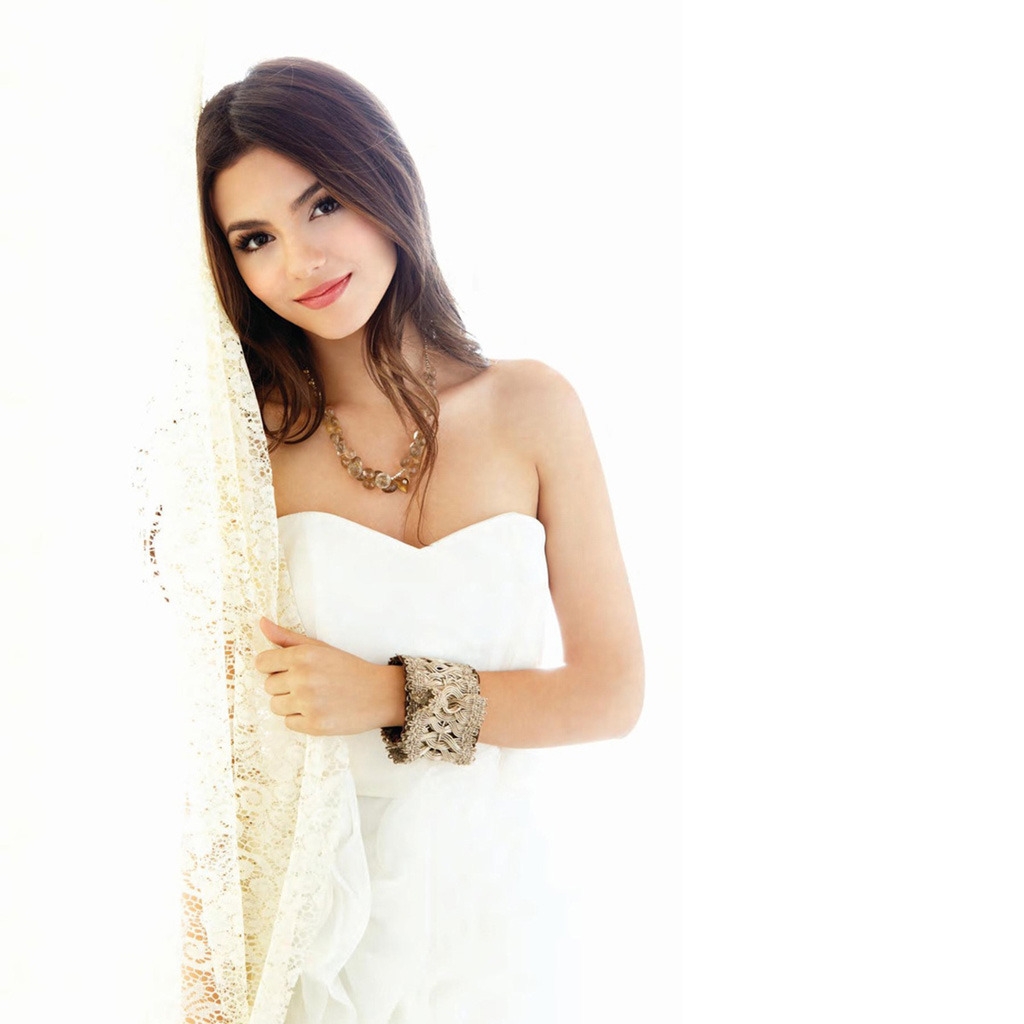 Victoria Justice White Outfit for 1024 x 1024 iPad resolution
