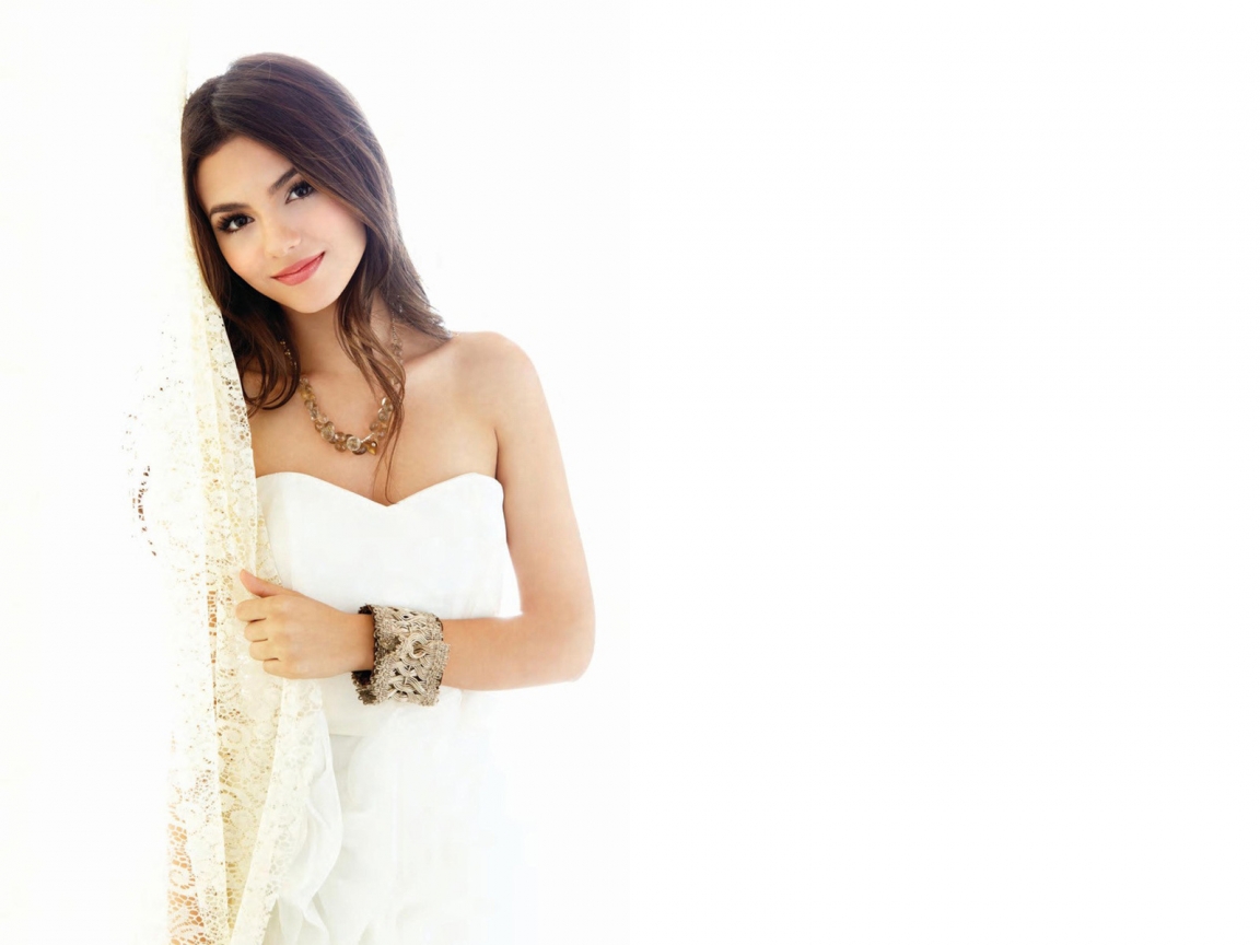 Victoria Justice White Outfit for 1152 x 864 resolution