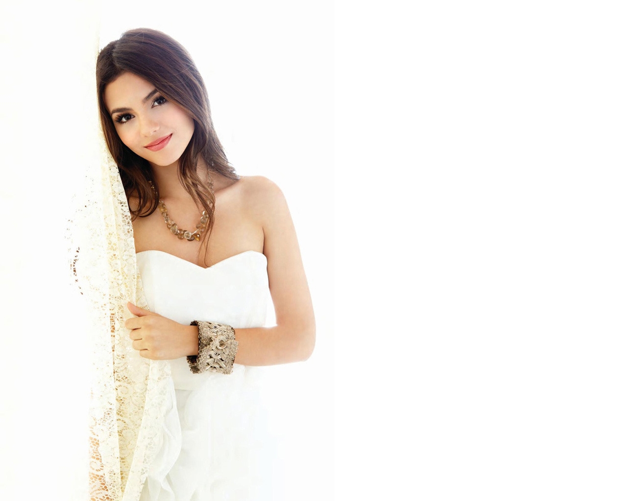 Victoria Justice White Outfit for 1280 x 1024 resolution