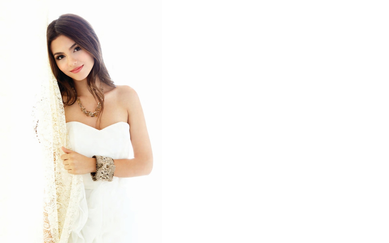 Victoria Justice White Outfit for 1280 x 800 widescreen resolution