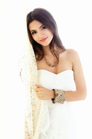 Victoria Justice White Outfit for 320 x 480 iPhone resolution