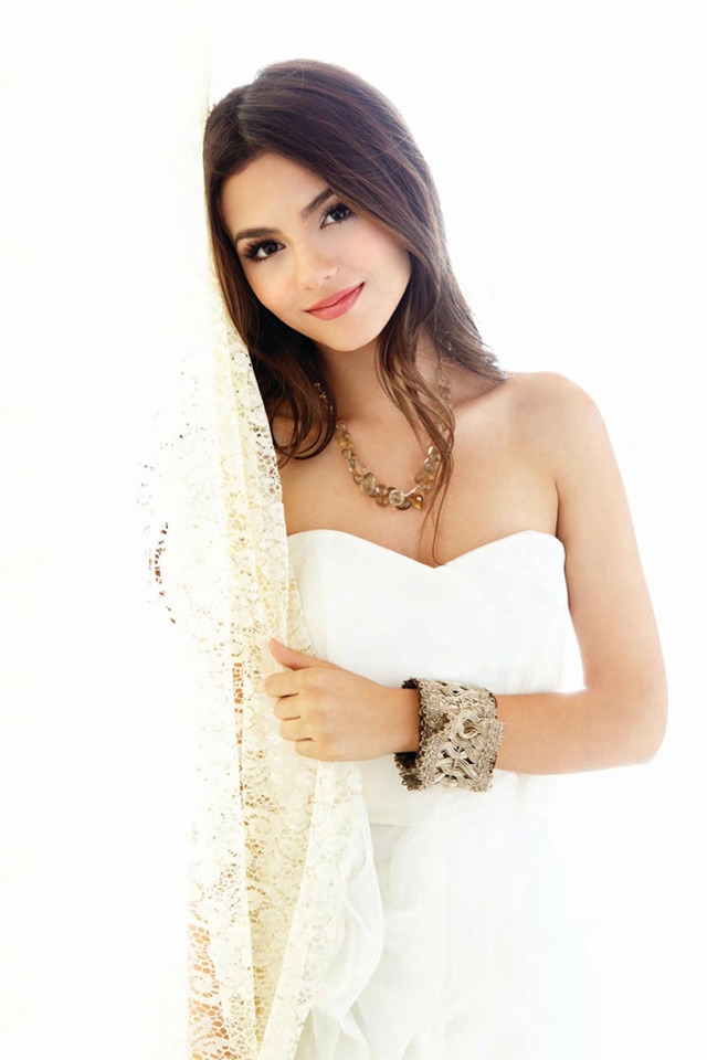 Victoria Justice White Outfit for 640 x 960 iPhone 4 resolution