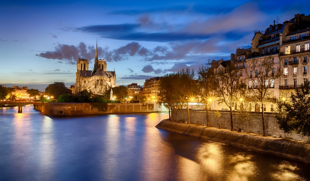 View of Notre Dame de Paris for 1024 x 600 widescreen resolution