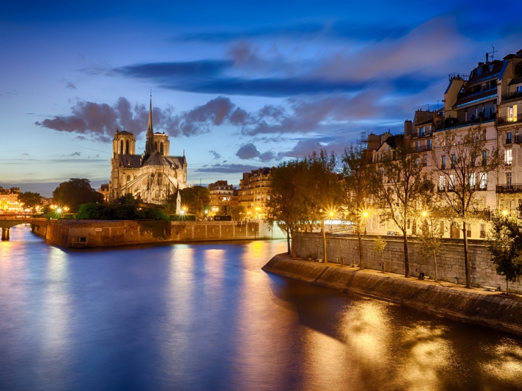 View of Notre Dame de Paris for 1024 x 768 resolution