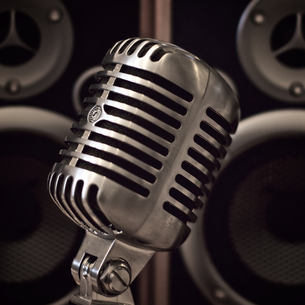 Vintage Microphone for 1024 x 1024 iPad resolution