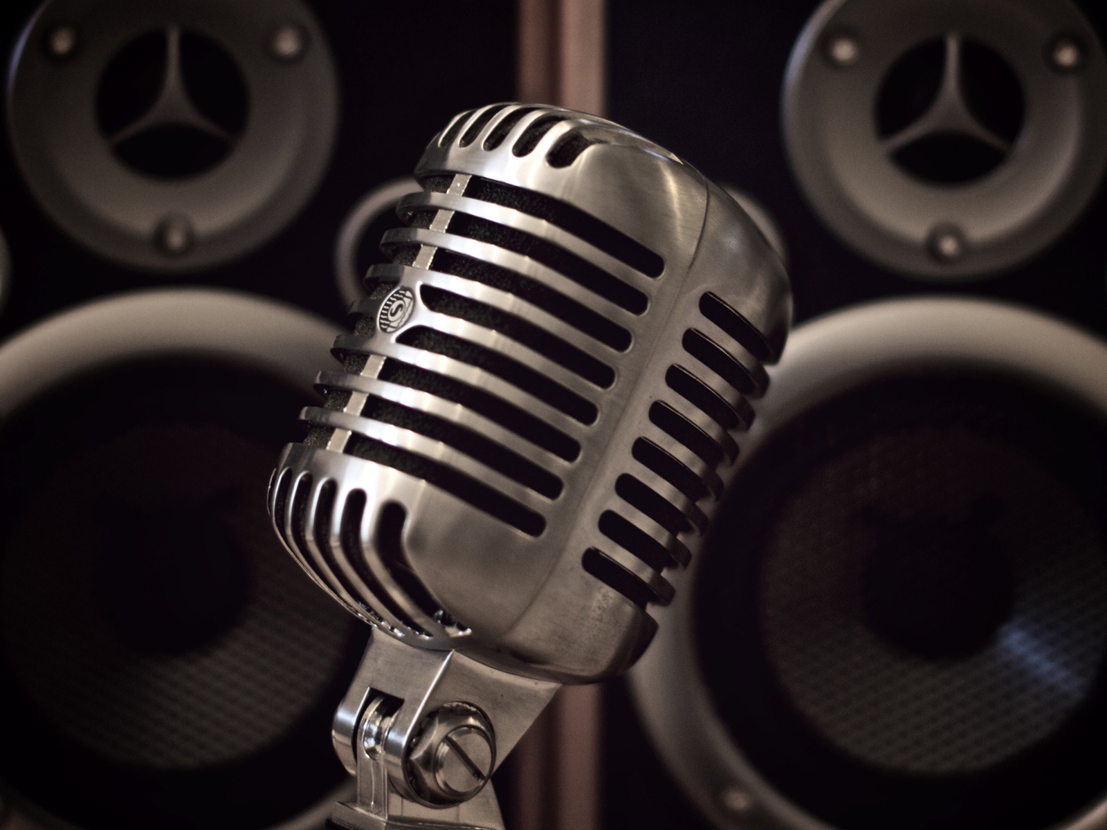 Vintage Microphone for 1600 x 1200 resolution