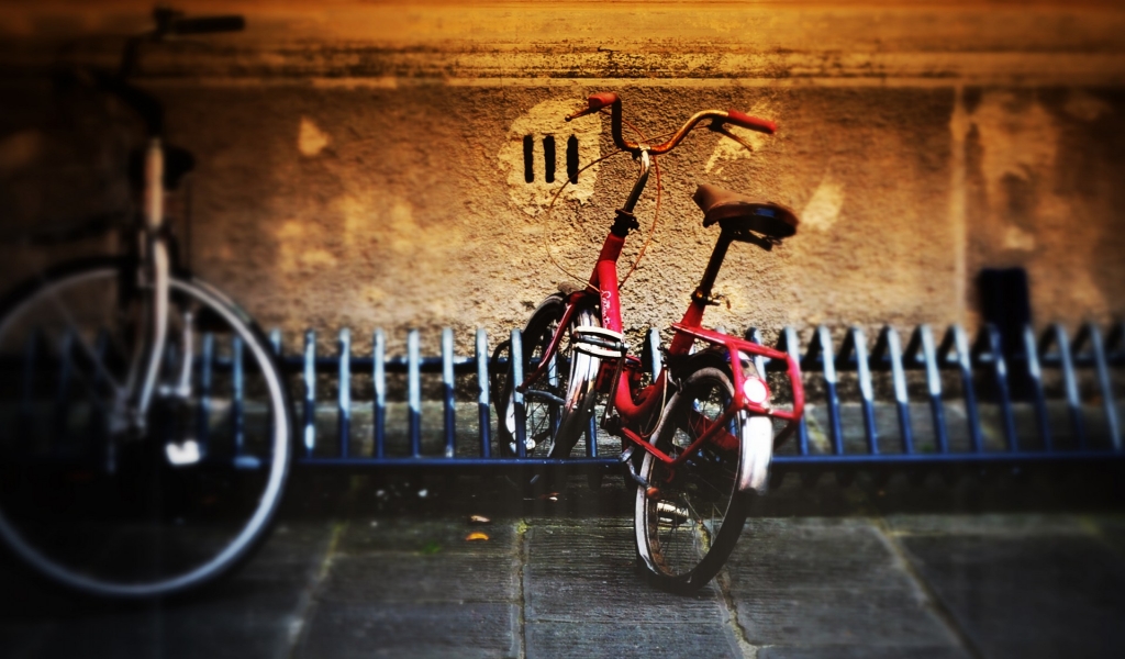 Vintage Red Bike for 1024 x 600 widescreen resolution