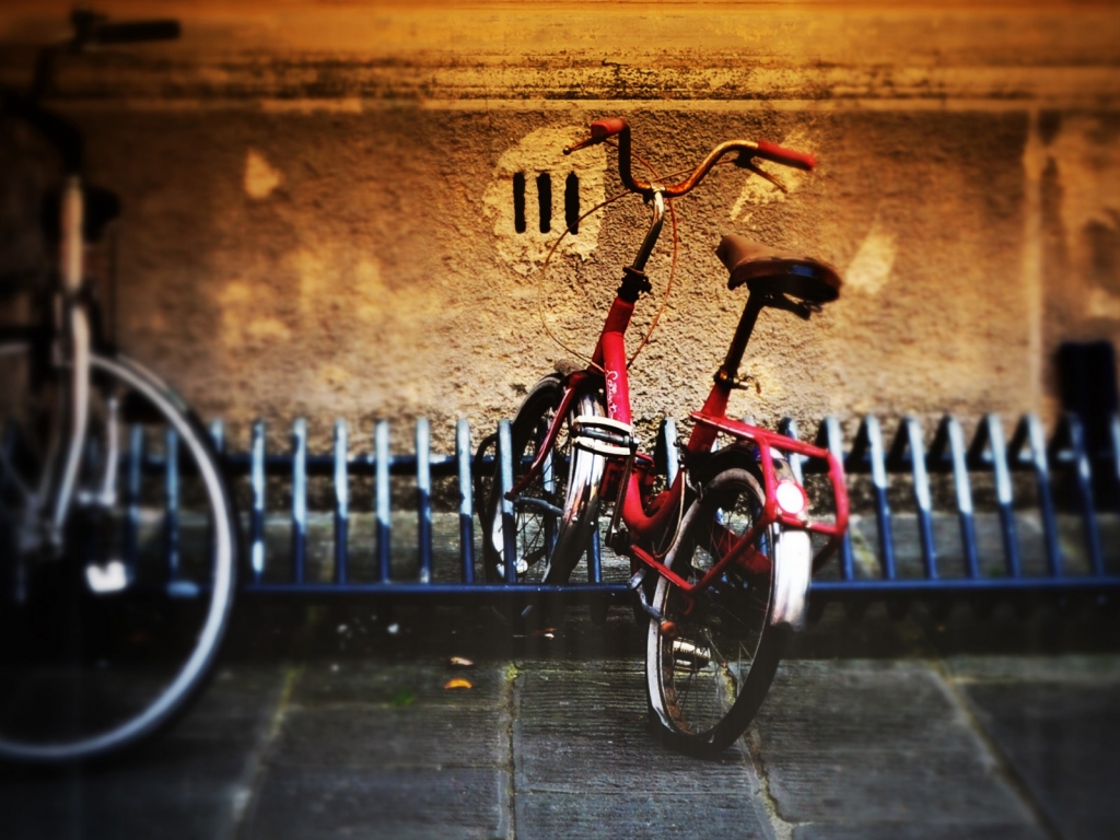 Vintage Red Bike for 1024 x 768 resolution