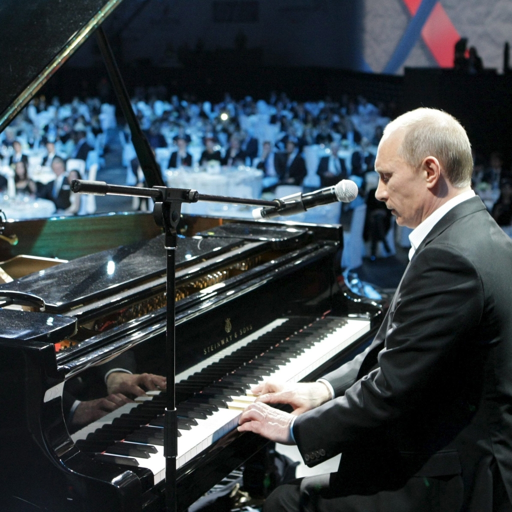 Vladimir Putin Playing Piano for 1024 x 1024 iPad resolution