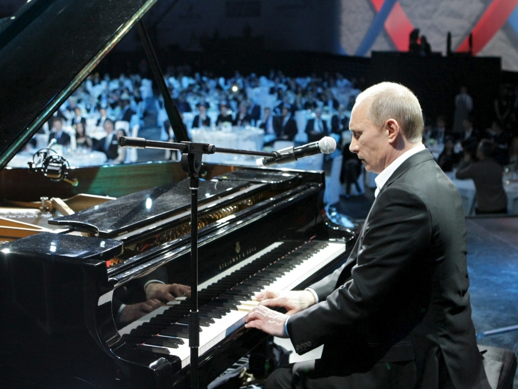 Vladimir Putin Playing Piano for 1024 x 768 resolution