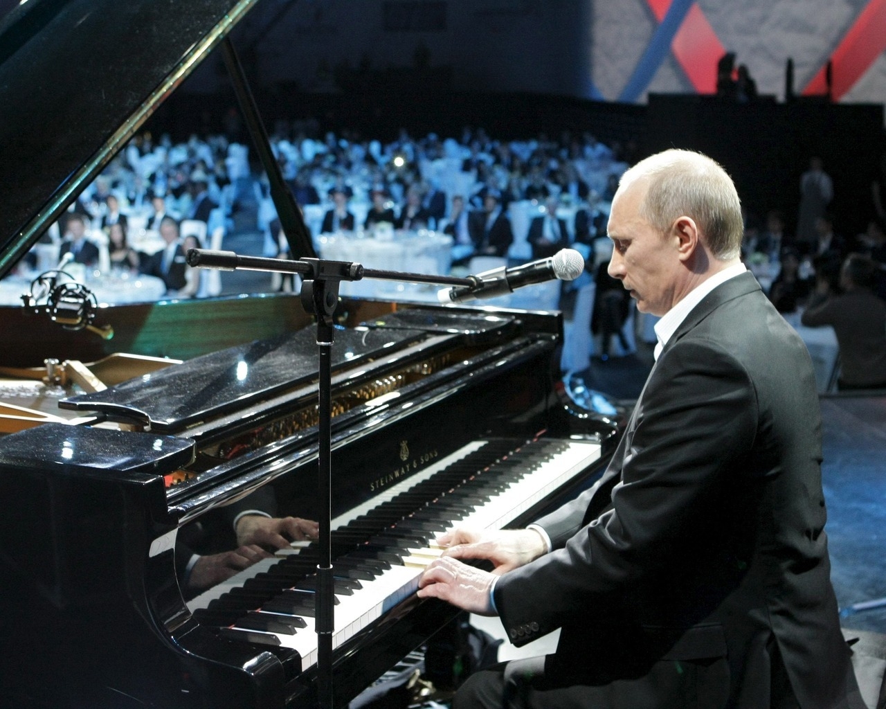 Vladimir Putin Playing Piano for 1280 x 1024 resolution