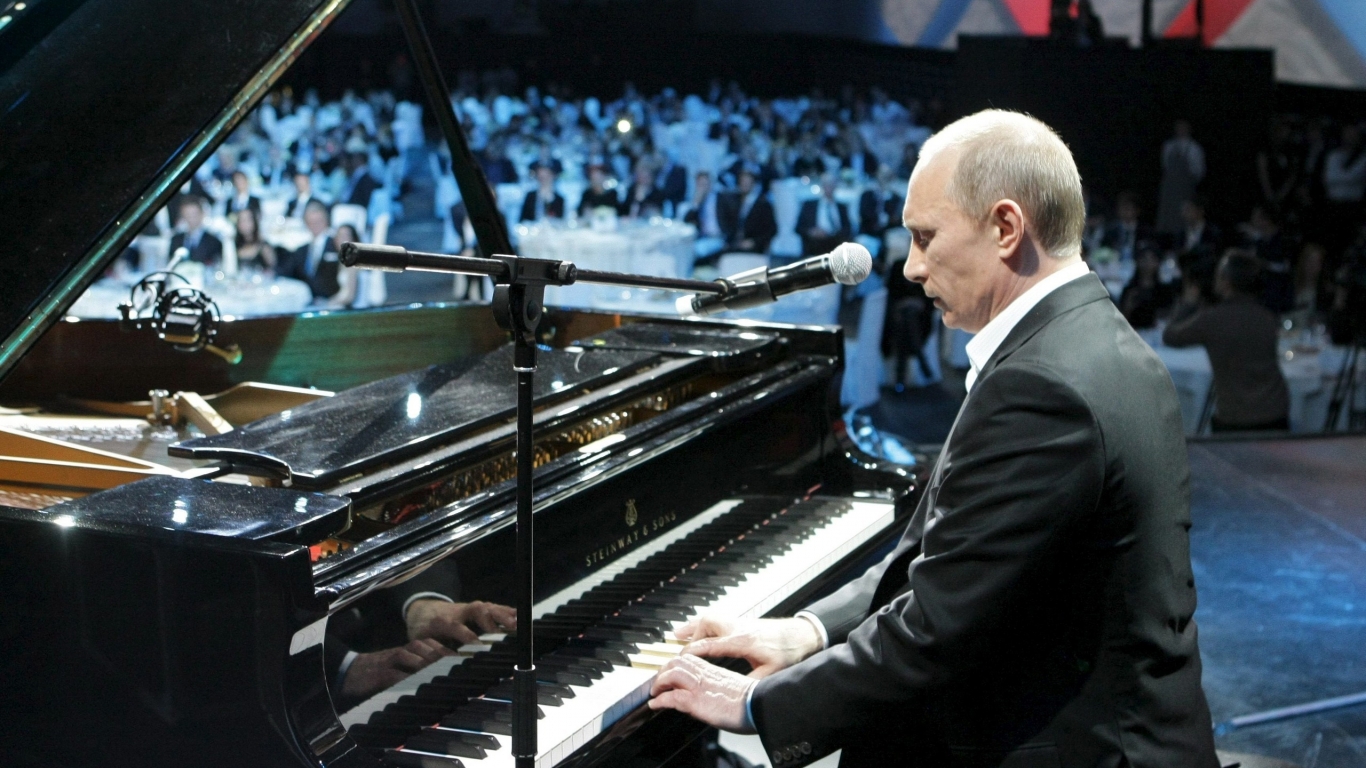 Vladimir Putin Playing Piano for 1366 x 768 HDTV resolution