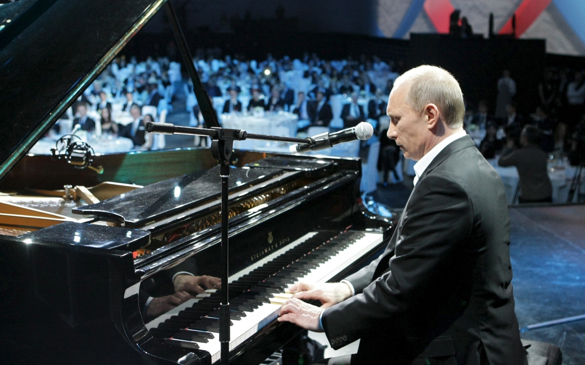 Vladimir Putin Playing Piano for 1920 x 1200 widescreen resolution