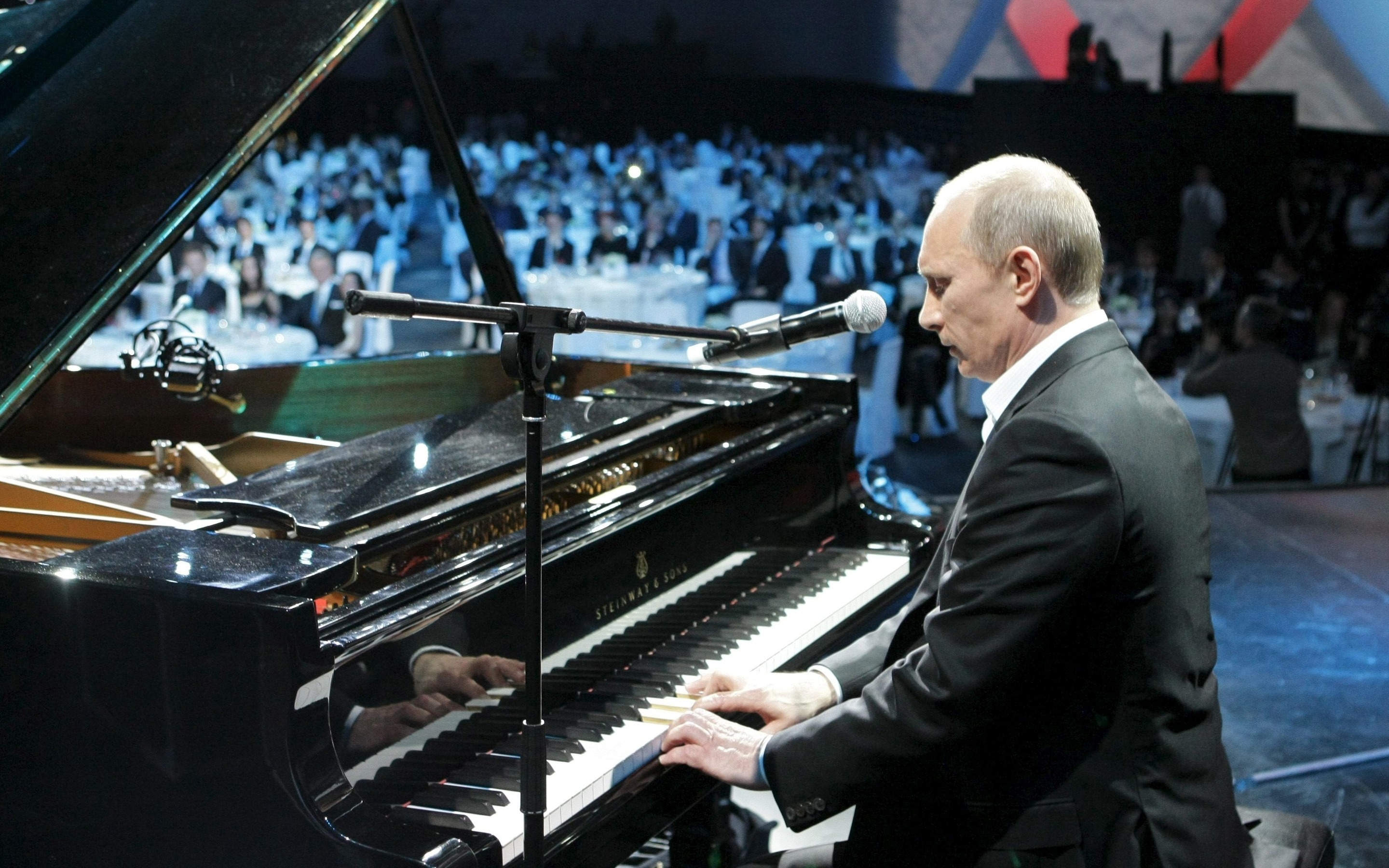 Vladimir Putin Playing Piano for 2880 x 1800 Retina Display resolution