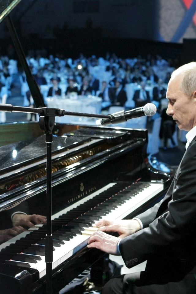 Vladimir Putin Playing Piano for 640 x 960 iPhone 4 resolution