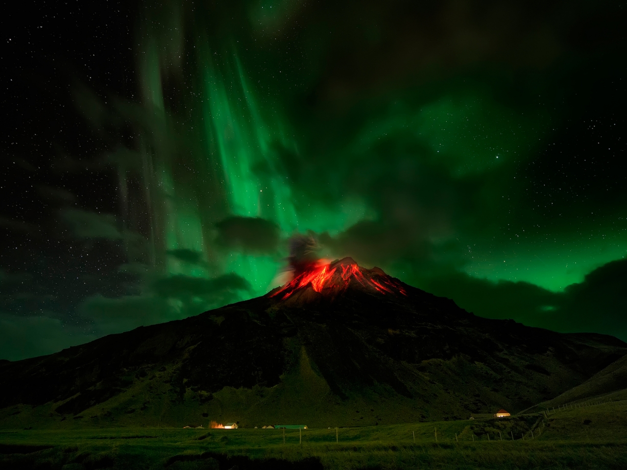 Volcano Eruption for 1280 x 960 resolution