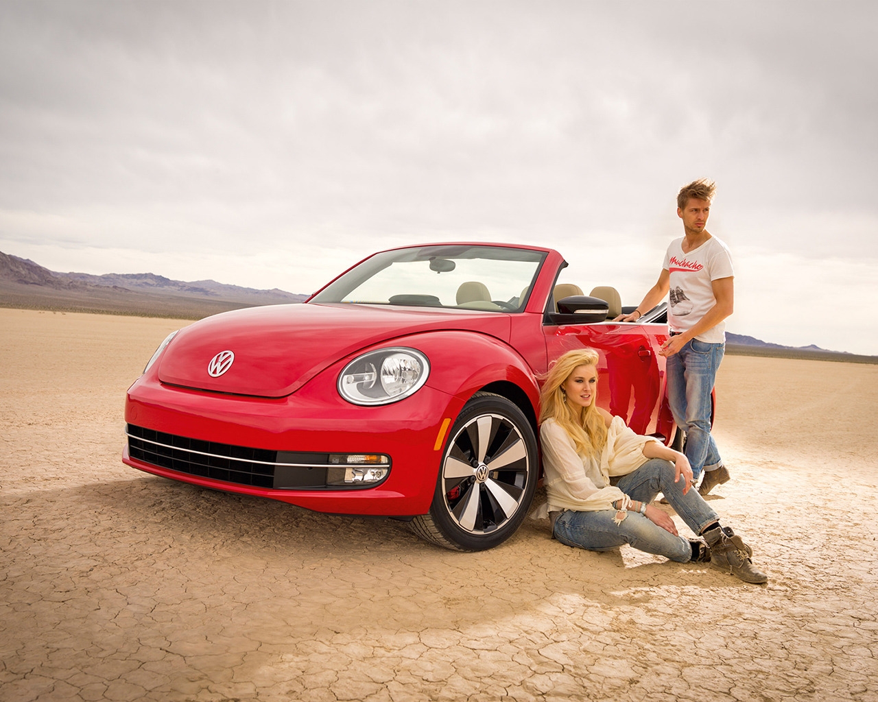 Volkswagen Beetle Cabriolet 2013 for 1280 x 1024 resolution