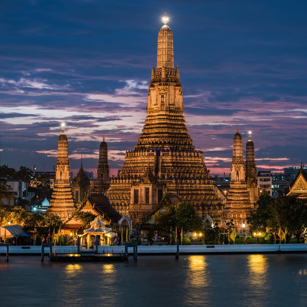 Wat Arun at Night for 1024 x 1024 iPad resolution