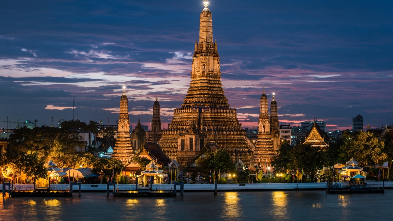 Wat Arun at Night for 1366 x 768 HDTV resolution