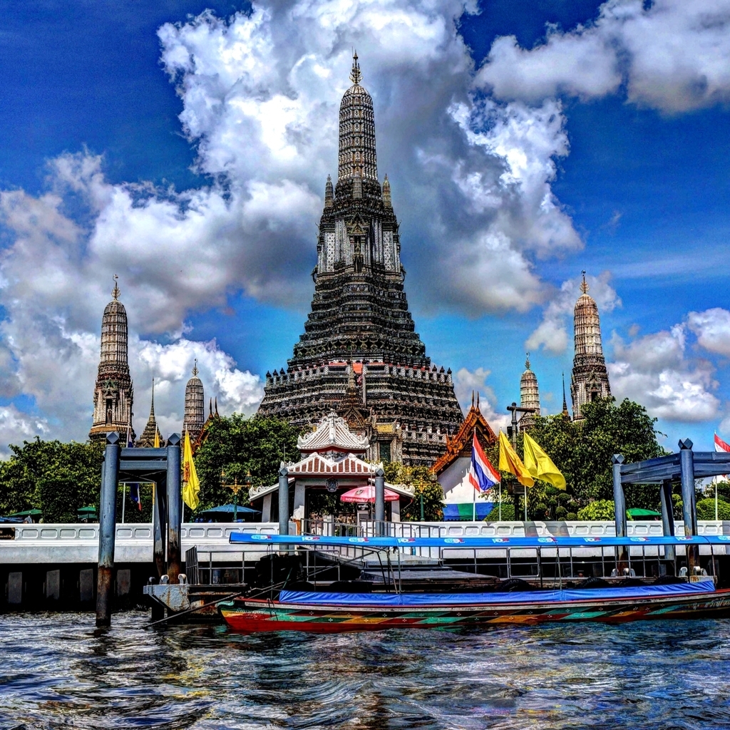 Wat Arun Temple for 1024 x 1024 iPad resolution
