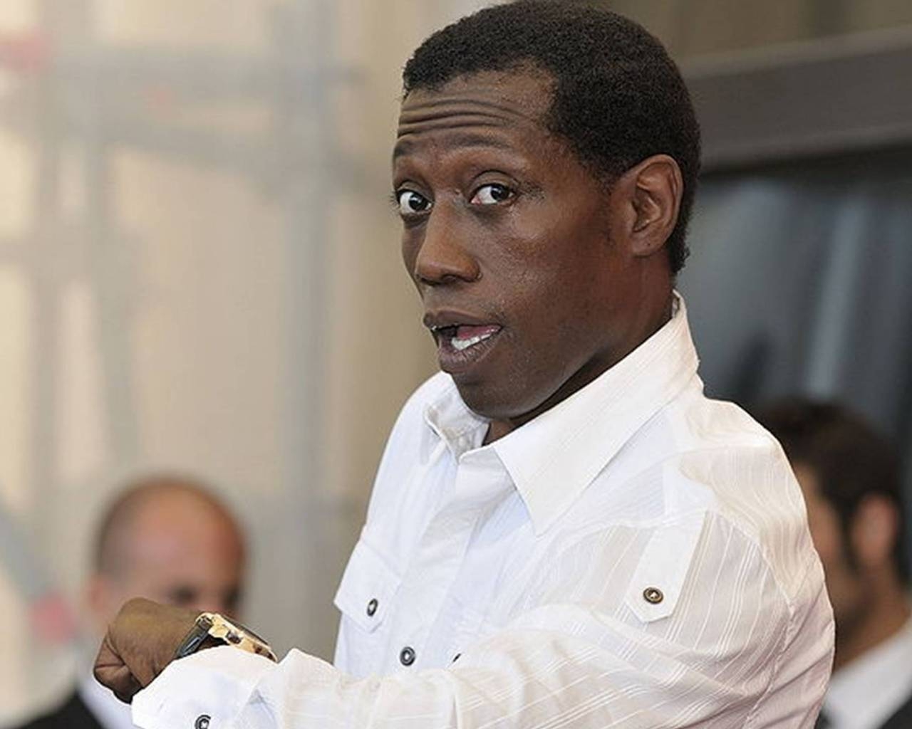 Wesley Snipes Pose for 1280 x 1024 resolution