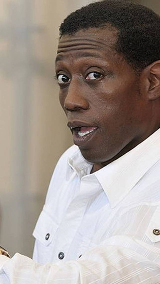 Wesley Snipes Pose for 640 x 1136 iPhone 5 resolution