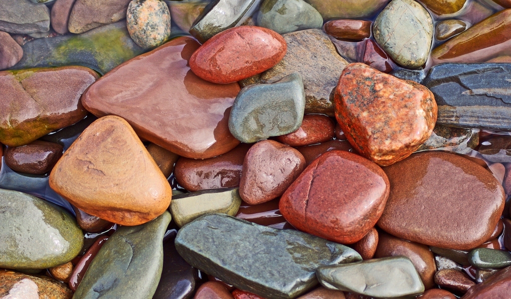Wet colourful rocks for 1024 x 600 widescreen resolution