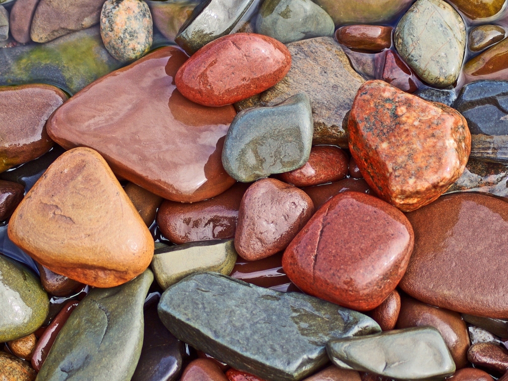 Wet colourful rocks for 1024 x 768 resolution