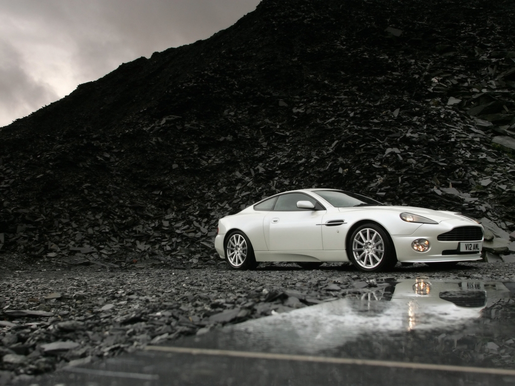 White Aston Martin Front Angle for 1024 x 768 resolution