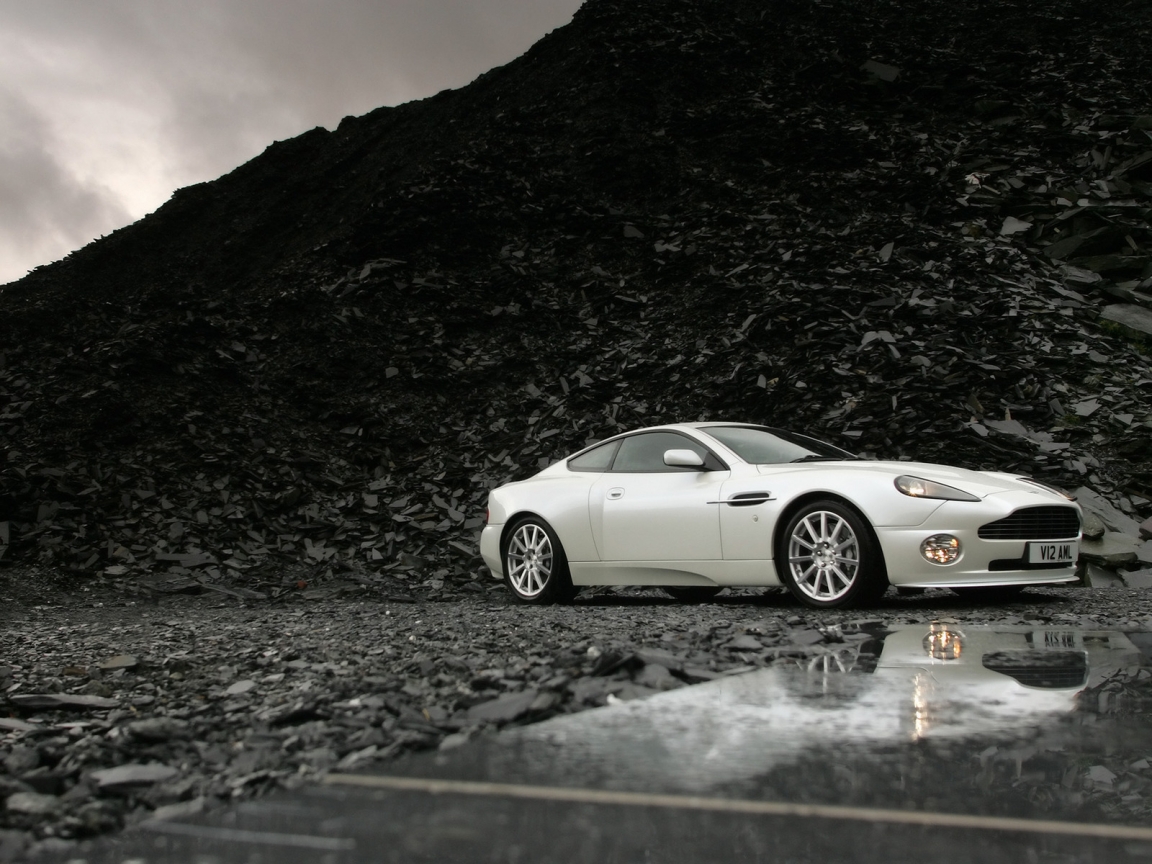 White Aston Martin Front Angle for 1152 x 864 resolution