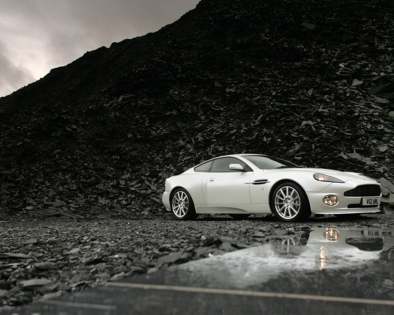 White Aston Martin Front Angle for 1280 x 1024 resolution